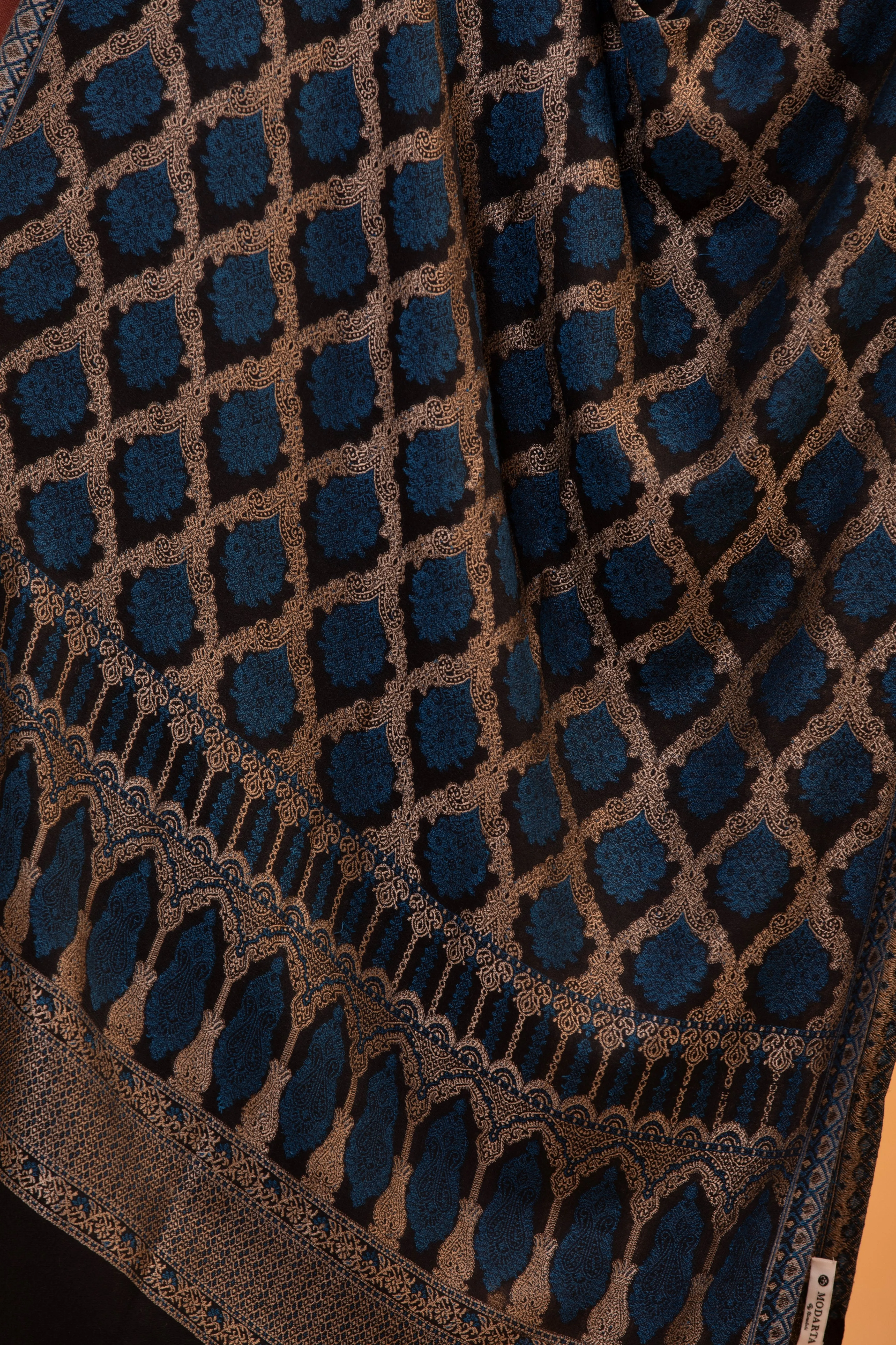 Elegant Fine Wool Shawl with Intricate Geometric Pattern Design