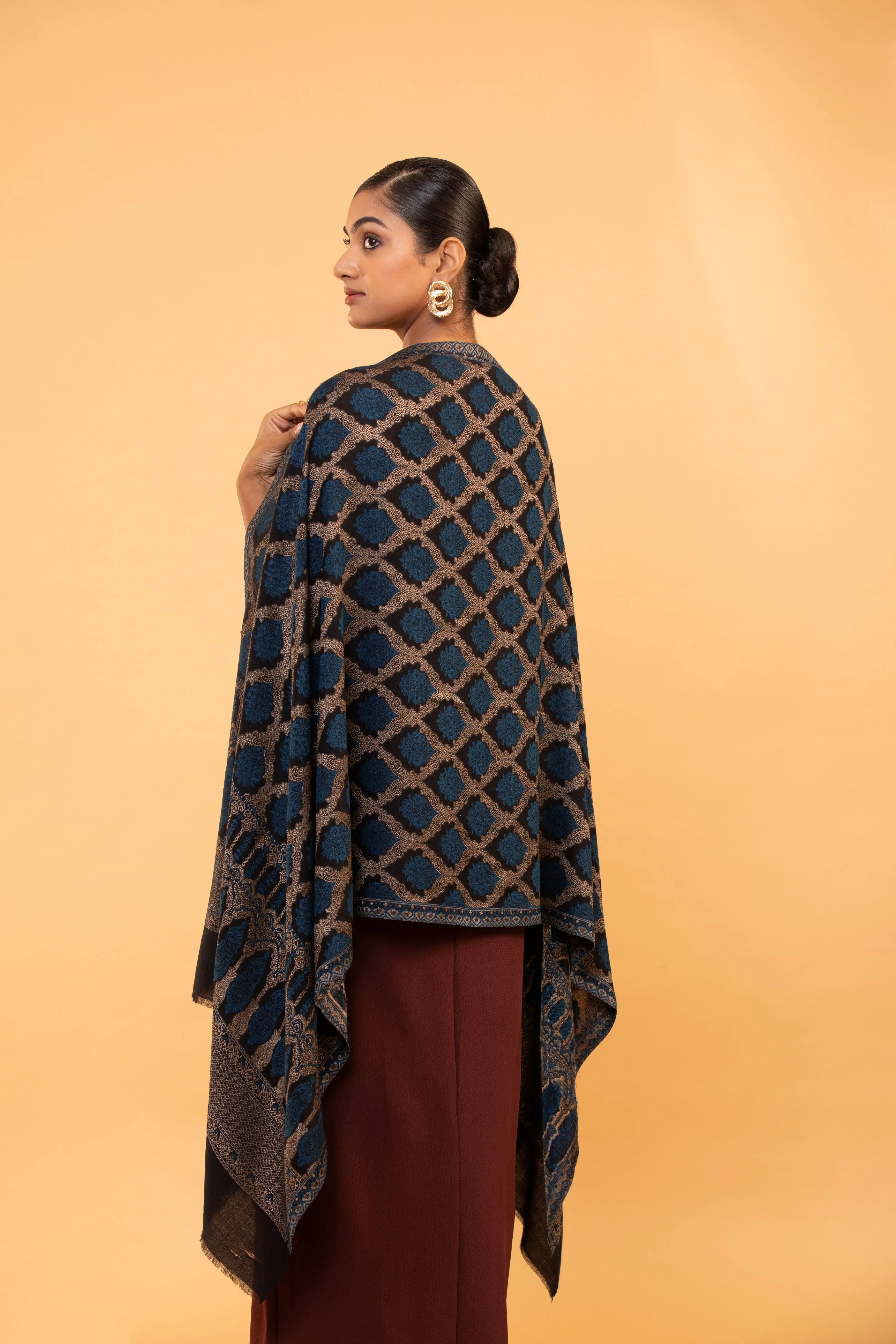 Elegant Fine Wool Shawl with Intricate Geometric Pattern Design