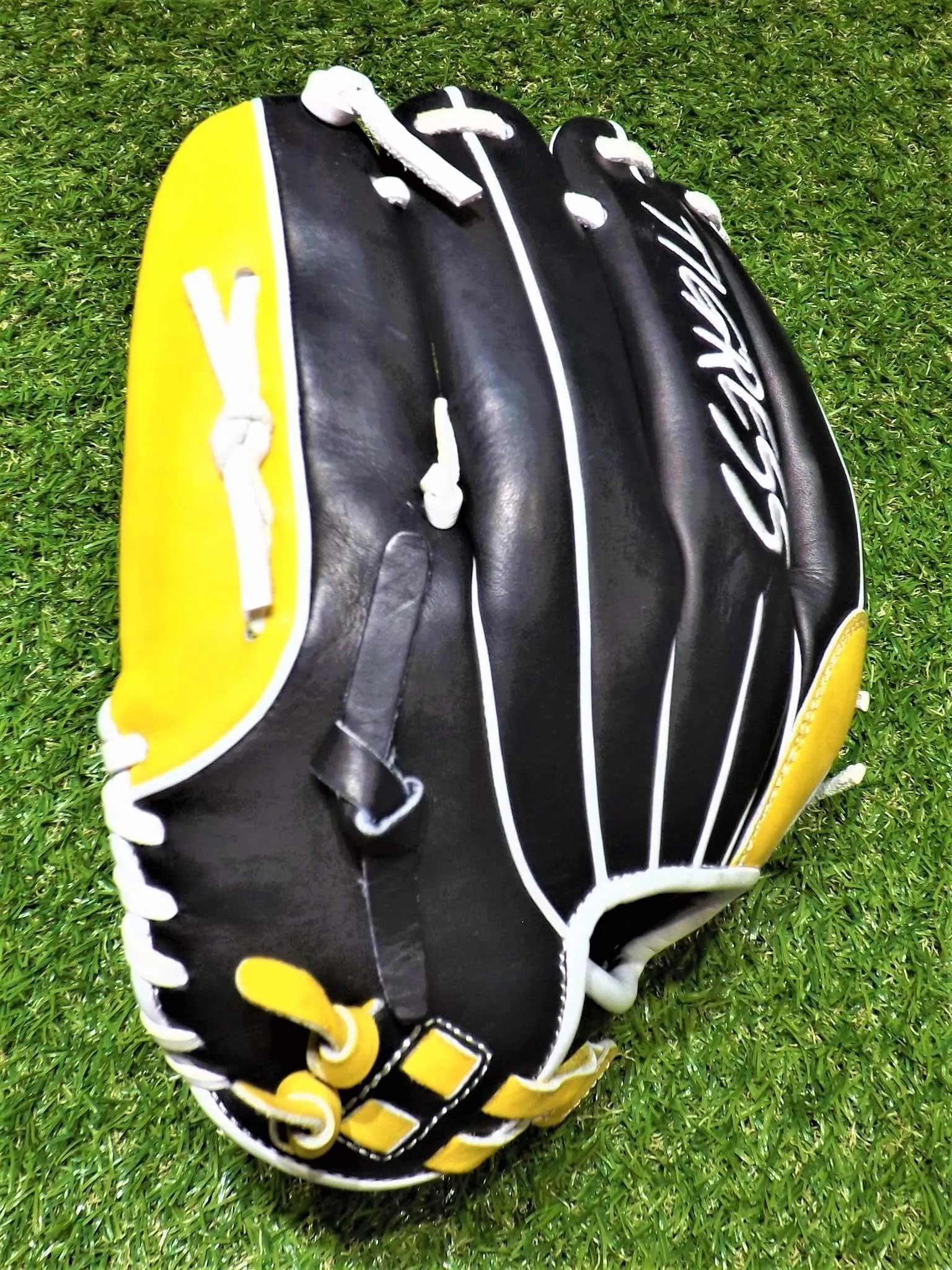 RHT 11.5" B-15 WEB BLACK, WHITE AND YELLOW CINCH WRIST